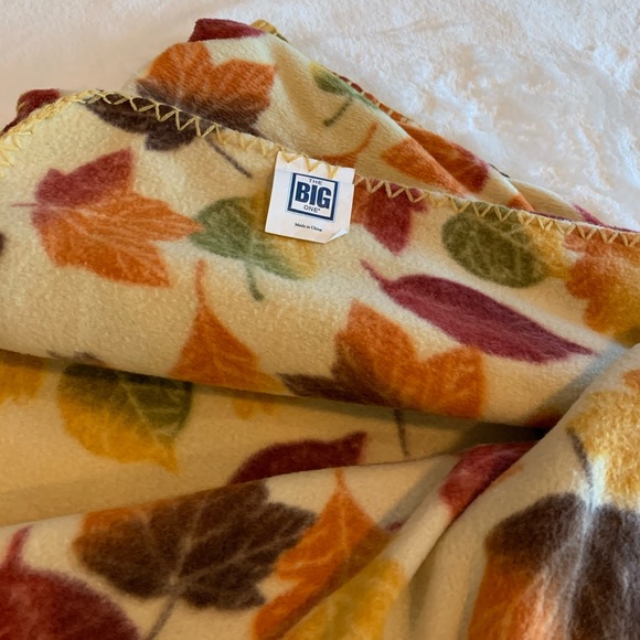 x 6ft Oversized The Big One Throw Blanket Super Soft Fall Leaves 5ft x 6ft Oversized The Big One Throw Blanket Super Soft Fall Leaves 5ft